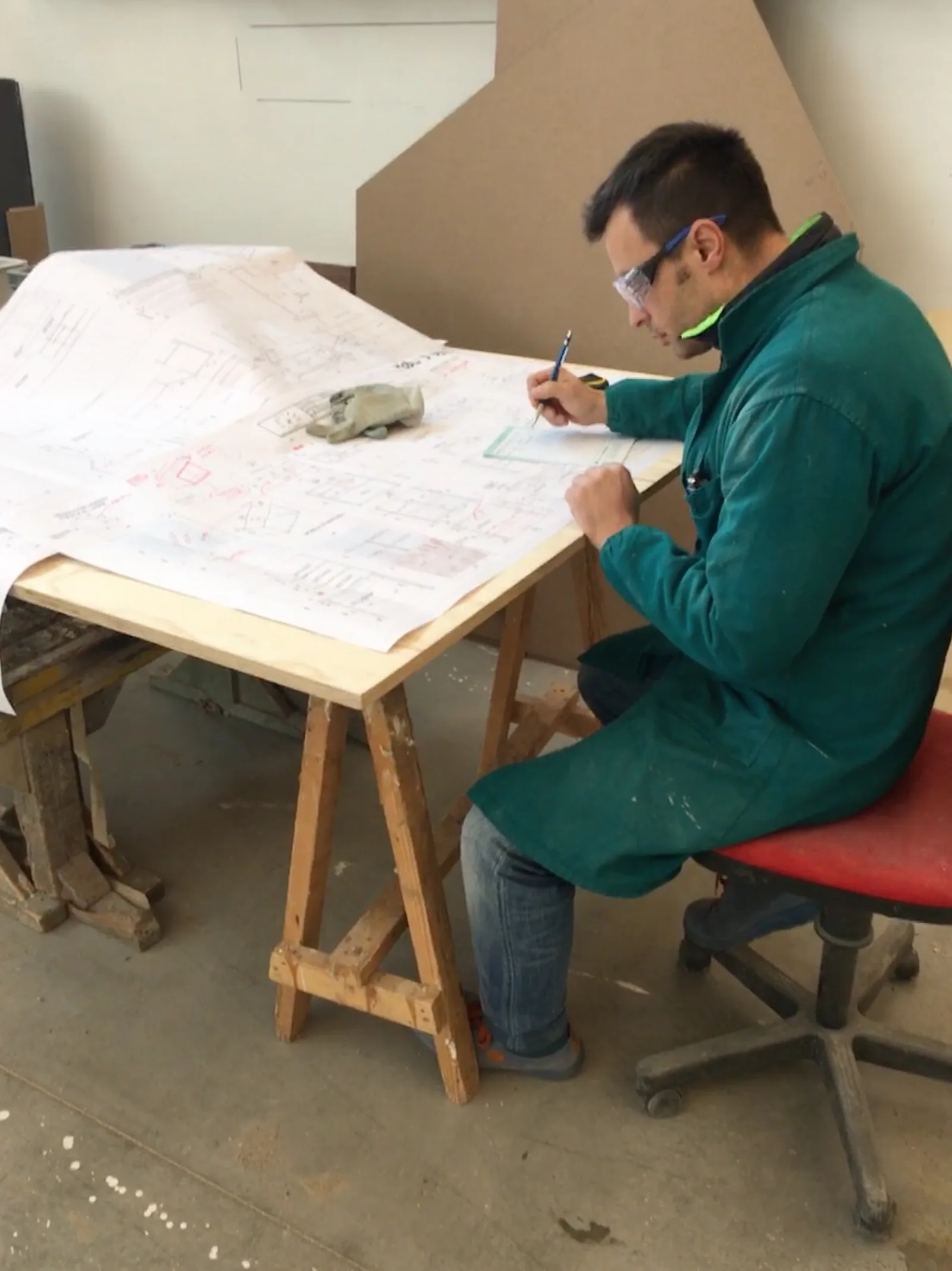 Admir al lavoro nel laboratorio di Atelier del Legno
